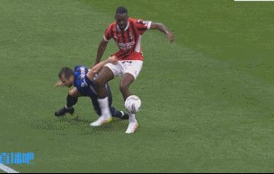 金年会金字招牌信誉至上太疼了！姆希塔良倒地后被福法纳踩中，痛苦捂住小臂