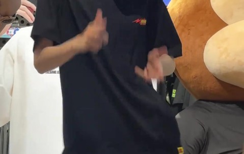 jinnianhui金年会如何评价🐒的舞姿？Doinb翻跳抖音舞曲《九万字》：身姿妖娆