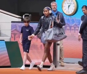 2号种子高芙上演“法网小品”，黑色皮衣帅气登场，背包一开傻眼：球拍没拿！