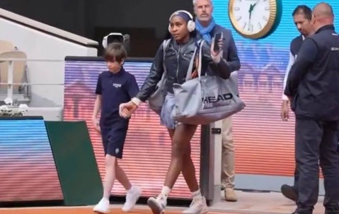 2号种子高芙上演“法网小品”，黑色皮衣帅气登场，背包一开傻眼：球拍没拿！