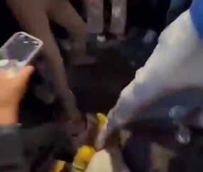 金年会彻底疯狂🤯！尼克斯球迷围成圈 疯狂踩踏哈利伯顿娃娃😭😭