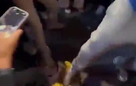 金年会彻底疯狂🤯！尼克斯球迷围成圈 疯狂踩踏哈利伯顿娃娃😭😭