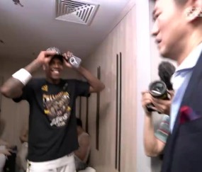 金年会王博指导赛后更衣室喜极而泣&大喊:我们是总冠军 感谢大家