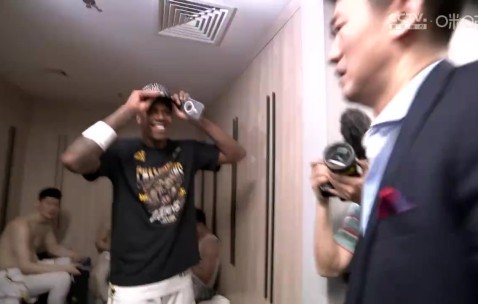 金年会王博指导赛后更衣室喜极而泣&大喊：我们是总冠军 感谢大家