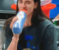 金年会金字招牌诚信至上美丽！狂热VS太阳比赛期间 镜头数次给到因大腿拉伤休战的克拉克