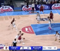 金年会金字招牌信誉至上杀伤力！周琦内线接球腾空欲扣 造成卡尔顿违体犯规