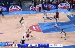 金年会金字招牌信誉至上杀伤力！周琦内线接球腾空欲扣 造成卡尔顿违体犯规