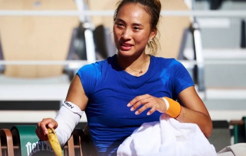 恭喜！法网赛前，郑钦文收到2个好消息，8强稳了