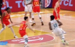 jinnianhui金年会没收住！杨瀚森拼抢击中胡金秋头部被吹犯规 后者2罚1中