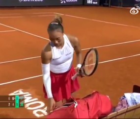 金年会搞笑一幕！郑钦文场边换球拍，高芙“忘我”发球