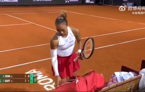 金年会搞笑一幕！郑钦文场边换球拍，高芙“忘我”发球