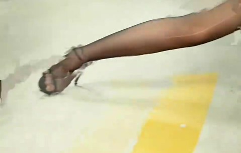 金年会有黑丝！LPL主持骆歆分享视频：大道至简，将就着看