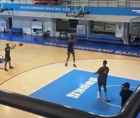 金年会金字招牌诚信至上不忘训练！文班亚马今晚现身北京男篮训练馆练习投篮