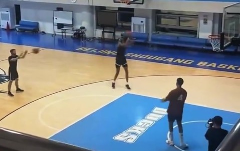 金年会金字招牌诚信至上不忘训练！文班亚马今晚现身北京男篮训练馆练习投篮
