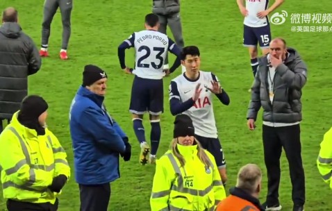 金年会孙兴慜谢场表达歉意时被球迷辱骂…🗣️"Wanker wanker wanker"