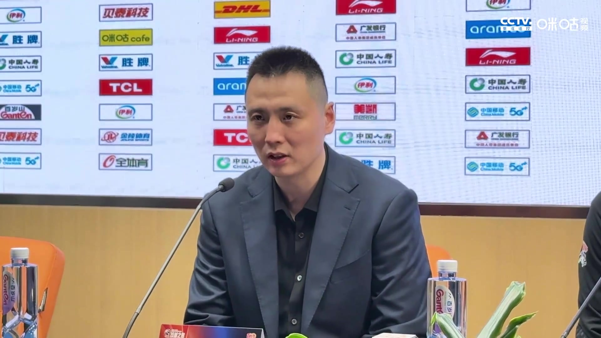 金年会金字招牌诚信至上卢伟谈与洛夫顿交流：他是比较懂事的小孩 马上意识到自己的错误