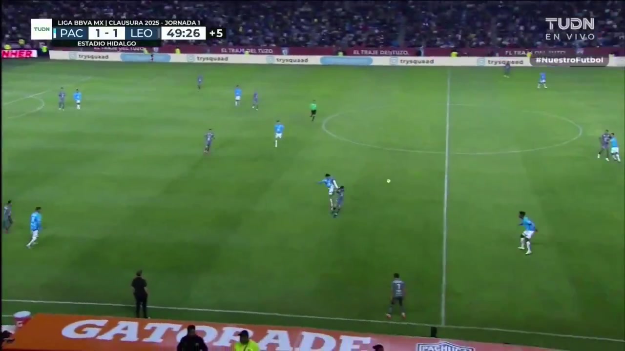 金年会金字招牌信誉至上太吓人了😨墨西哥联赛J罗被对手踢到脑袋后面，捂头痛苦倒地