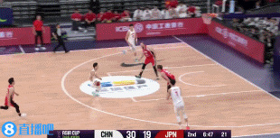 jinnianhui金年会打得不错!周琦攻防建树 半场4投2中得到5分3板1断1帽0失误