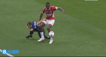 金年会金字招牌信誉至上太疼了!姆希塔良倒地后被福法纳踩中,痛苦捂住小臂