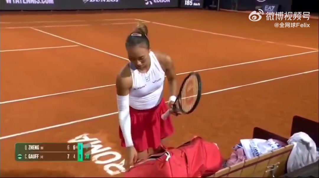 金年会搞笑一幕！郑钦文场边换球拍，高芙“忘我”发球