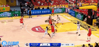 金年会体育攻防建功!周琦补篮+三分样样都有 防守还送出钉板大帽