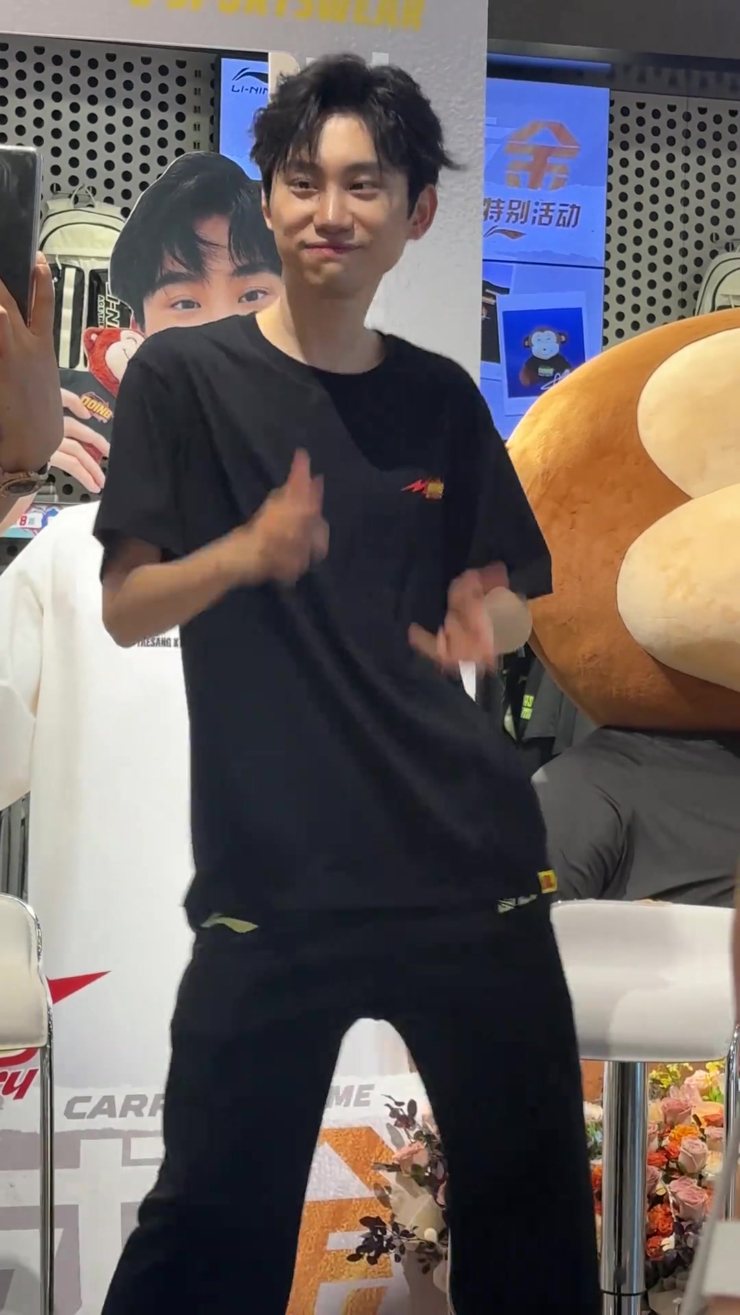 jinnianhui金年会如何评价🐒的舞姿？Doinb翻跳抖音舞曲《九万字》：身姿妖娆