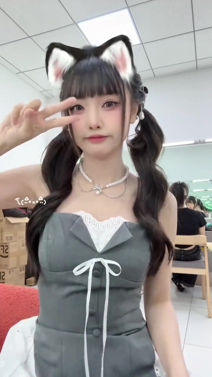 金年会金字招牌诚信至上爱看多发！LPL主持周敢敢分享视频：只会一点简单的抖舞了