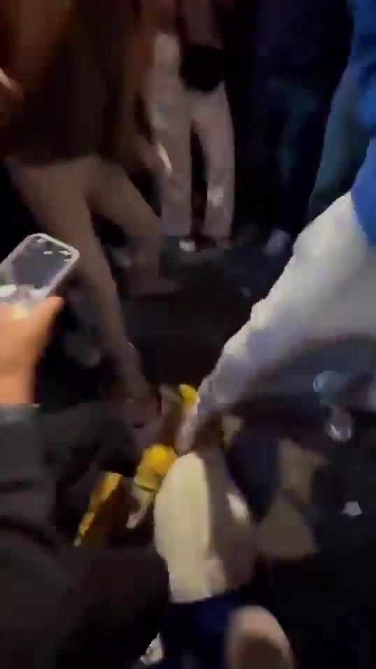 金年会彻底疯狂🤯！尼克斯球迷围成圈 疯狂踩踏哈利伯顿娃娃😭😭