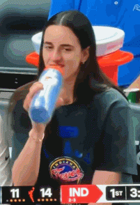 金年会金字招牌诚信至上美丽！狂热VS太阳比赛期间 镜头数次给到因大腿拉伤休战的克拉克