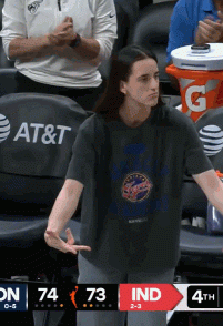 金年会金字招牌诚信至上美丽！狂热VS太阳比赛期间 镜头数次给到因大腿拉伤休战的克拉克